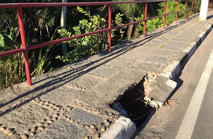 Morador reclama de buraco em calçada no Entroncamento