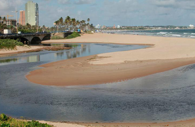 Falta de educação ambiental afeta rios e praias de Salvador, alerta especialista