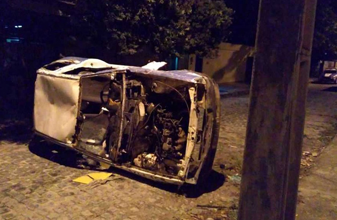 PM acha sucata bloqueando rua em Porto Seguro