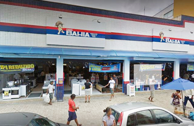 Homem armado invade e assalta Casas Bahia
