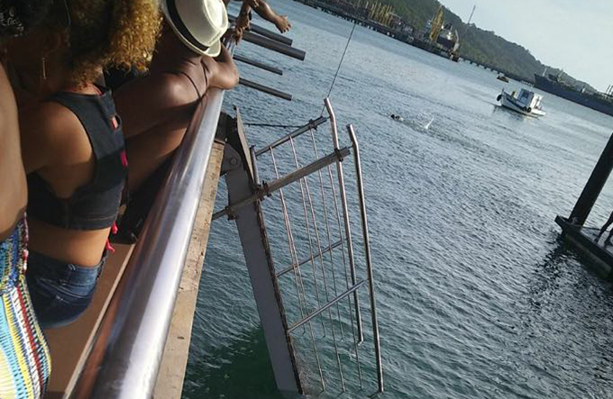 Parte de ponte cai com passageiros no terminal de Madre de Deus