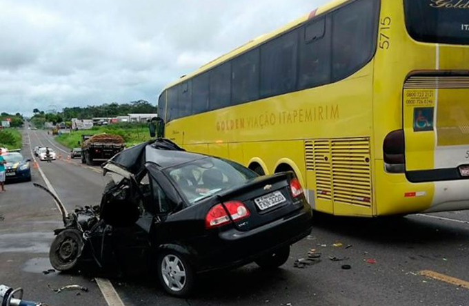 Motorista morre após carro colidir contra ônibus na BR-101