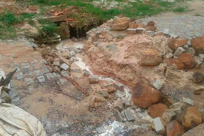 Chuvas agravam situação de buraco no bairro do Diamante