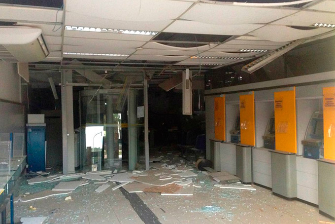 Bandidos explodem duas agências no oeste da Bahia 