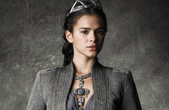 Bruna Marquezine recebe críticas por atuação e diretor a defende