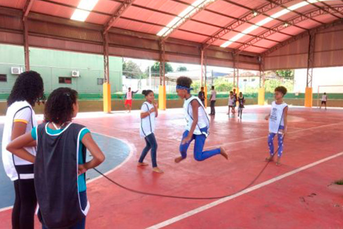 ‘Super Férias de Judô’ atrai jovens para se divertir no CMMB