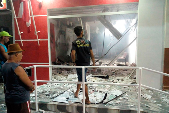 Grupo estoura agência bancária e deixa explosivos no local
