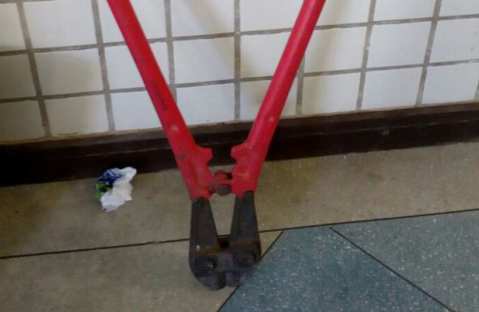 Homem é flagrado com alicate de corte em via pública 