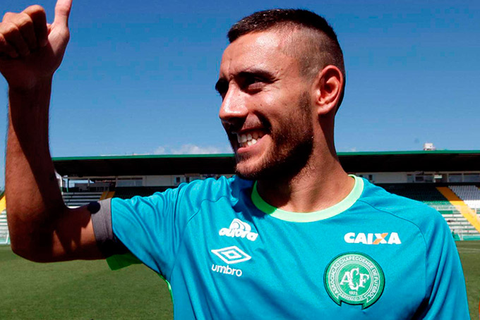 Alan Ruschel assina contrato com a Chapecoense até 2020