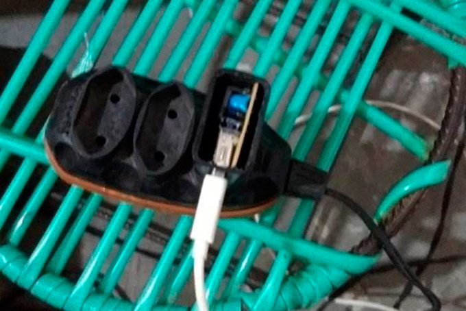 Mulher morre com choque ao usar celular ligado na tomada