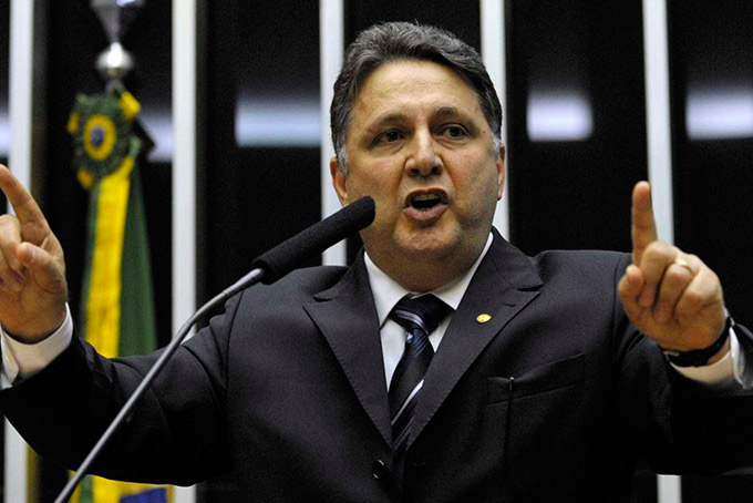 Garotinho deixa PR e critica partido