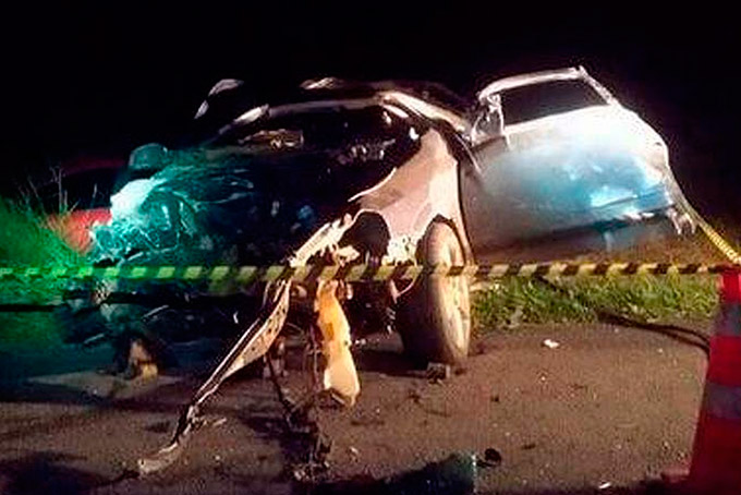 Jovens são arremessados de veículo e morrem em batida 