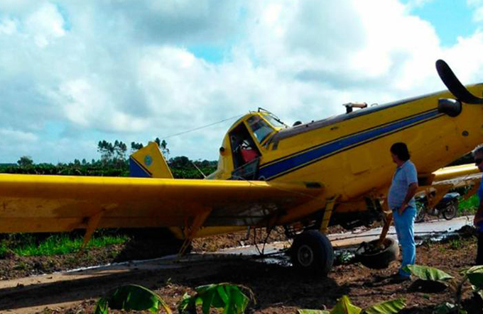 Avião colide com rede elétrica e faz pouso de emergência 