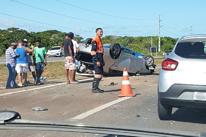 Mulher morre após carro capotar e colidir com dois veículos na BA-099