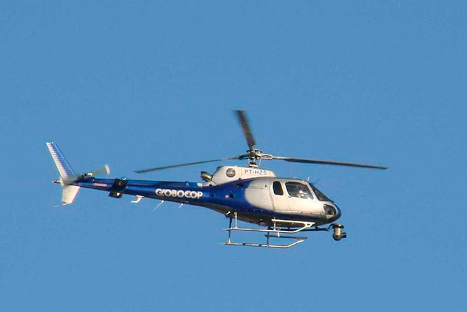 Fuselagem do Globocop é retirada do mar e vai para perícia
