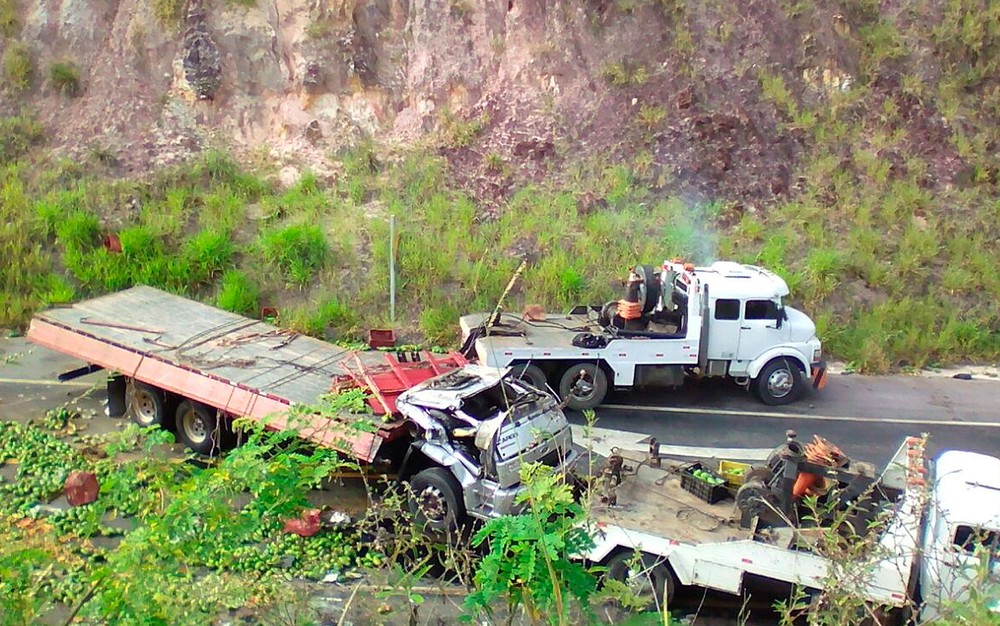 Caminhão tomba e deixa três mortos na BR-101