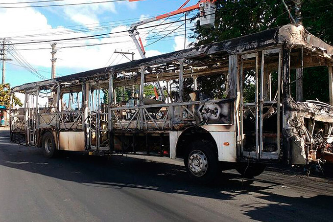 Ônibus é incendiado no Jardim Santo Inácio
