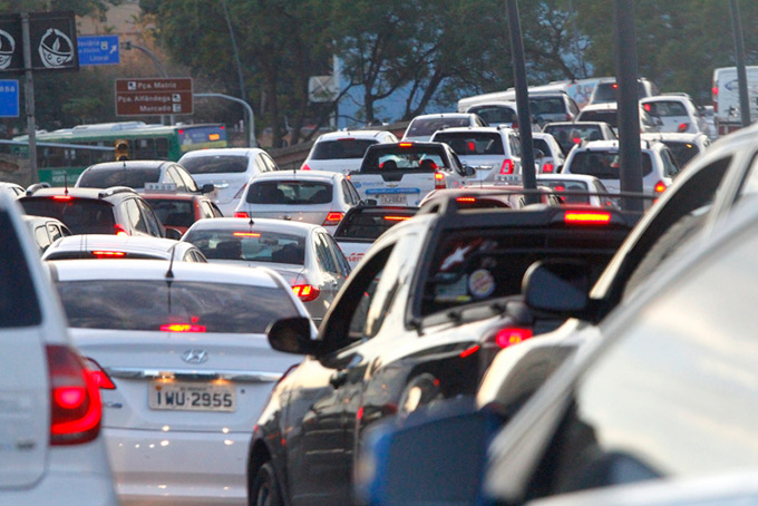 Acidente deixa um ferido e causa congestionamento na BR-324