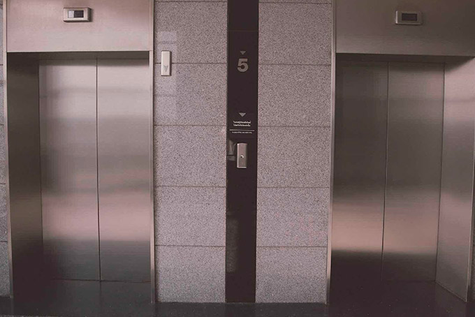 Criança de 4 anos é prensada por elevador e morre