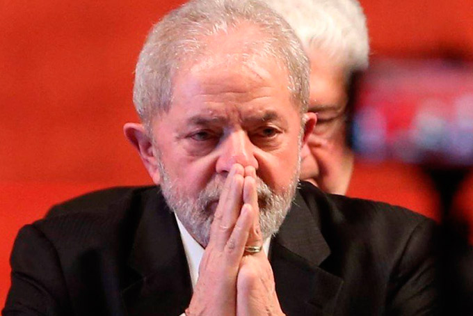 Defesa entrega passaporte de Lula à PF em São Paulo