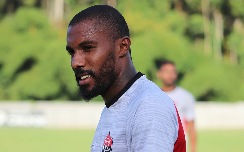 'Aprendi a ter mais calma com a bola no pé', diz Rhayner
