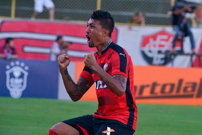 Botafogo fecha com Vitória a contratação de Kieza