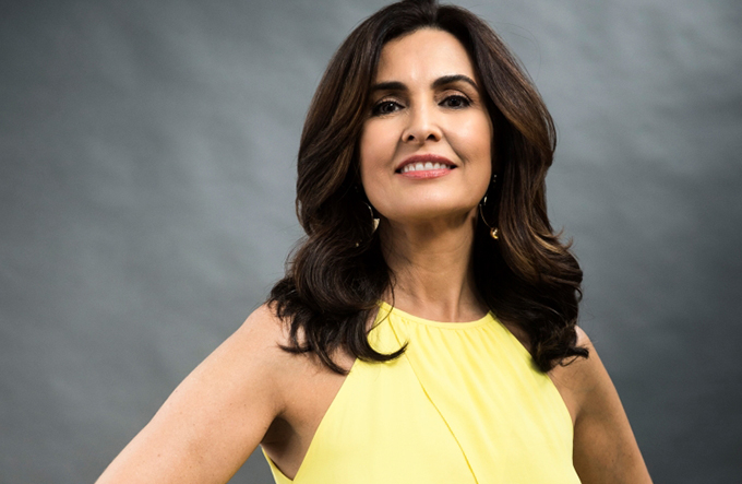 Fátima Bernardes surpreende e aparece vestida de Mulher Gato