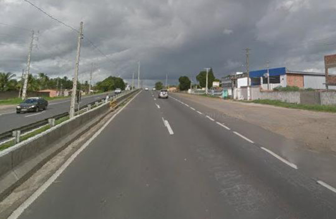 Carreta tomba na BR 324 e deixa motorista ferido
