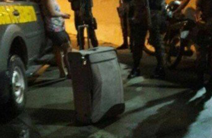 Mulher é flagrada transportando corpo do marido em mala