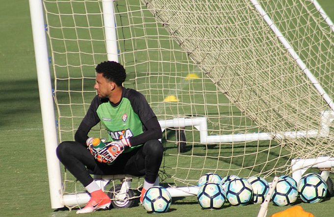 Goleiro Wallace, do Vitória, morre em acidente de carro