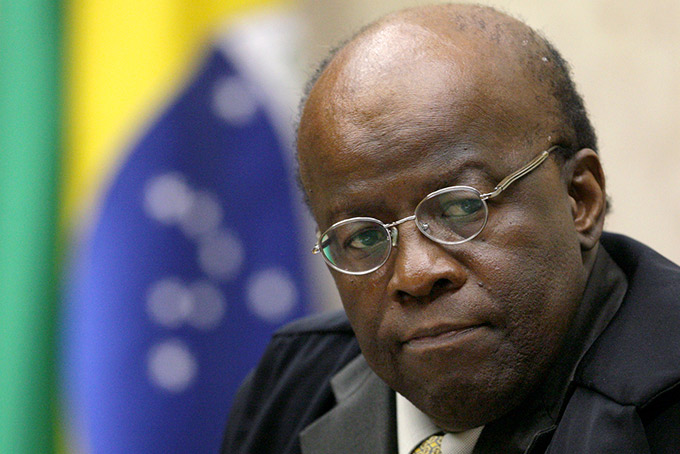 Joaquim Barbosa adia decisão sobre candidatura
