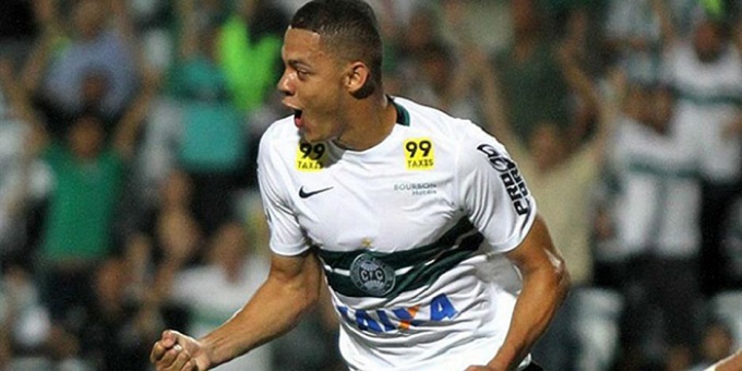 Vitória contrata zagueiro Walisson Maia, do Coritiba