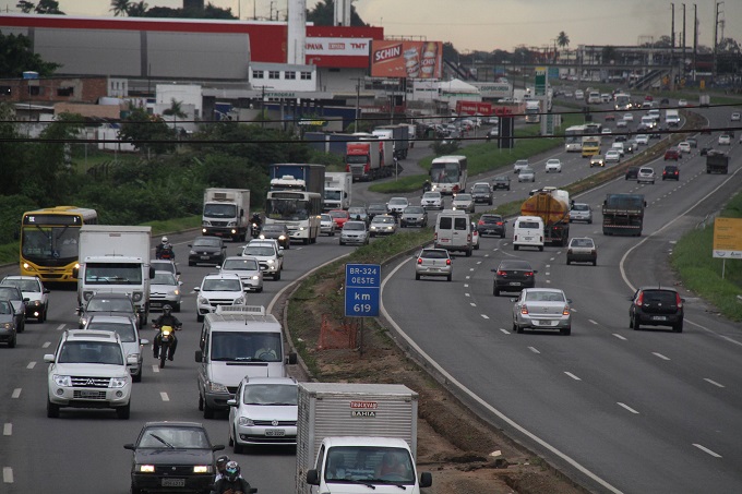 Duas pessoas morrem em colisão entre van e carro de passeio
