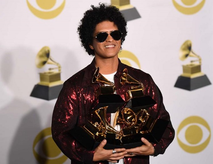 Bruno Mars surpreende e domina o Grammy com 6 prêmios