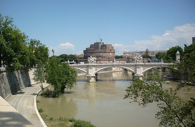 Turista brasileiro em lua de mel morre ao cair em rio de Roma