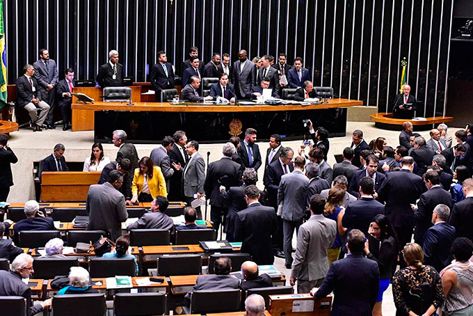 Parlamentares retomam trabalhos legislativos 