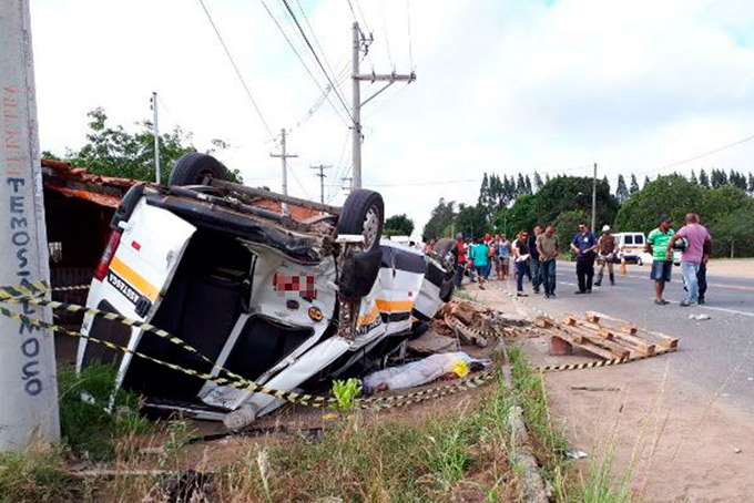 Homem morre e seis ficam feridos após colisão na BA-052