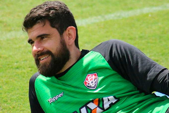 Fernando Miguel exalta bom momento no Vitória