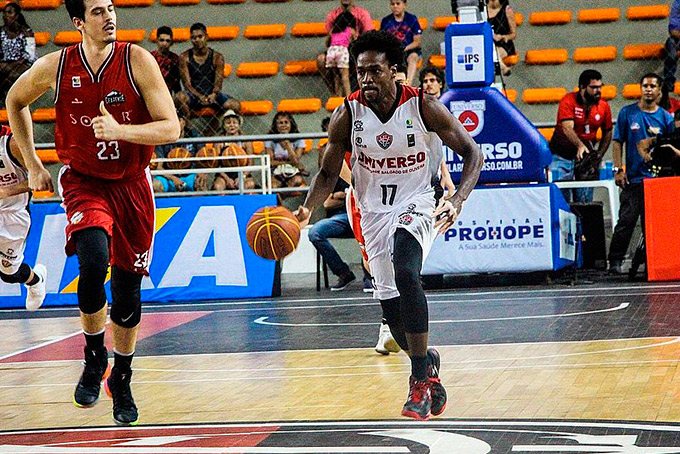 Universo/Vitória encara o Basquete Cearense