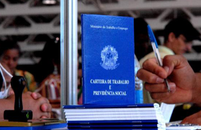 Taxa de desemprego no país fecha 2017 em 12,7%