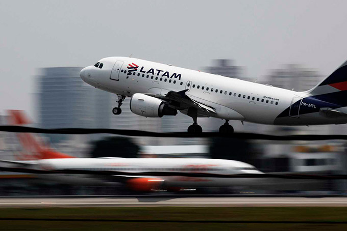 Latam reajusta tarifa para transportar malas