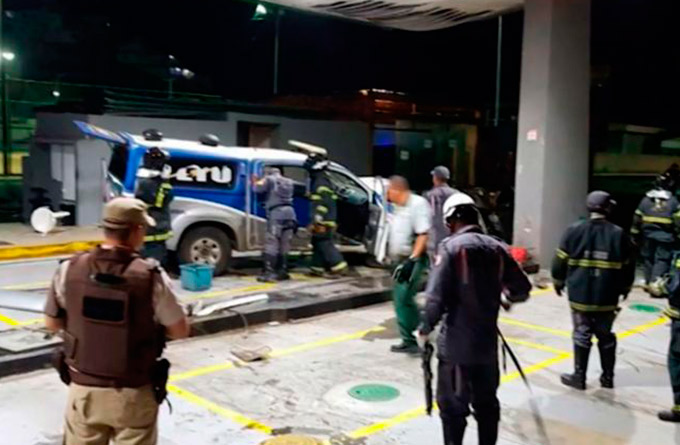 Viatura pega fogo durante perseguição