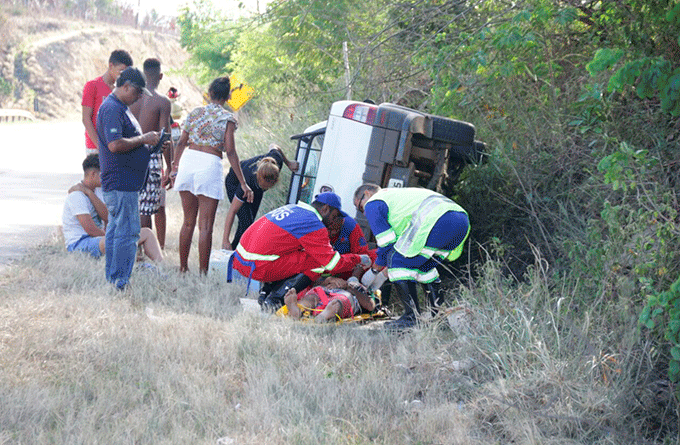 Motorista cochila na direção e atinge carreta na BA-093