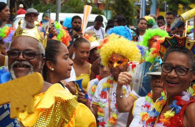 Idosos participam do 'Conviver em Folia' nesta quinta (8)