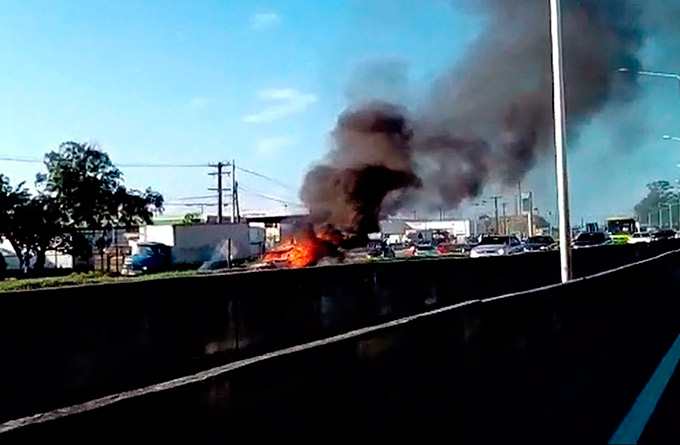 Carro pega fogo na BR-324