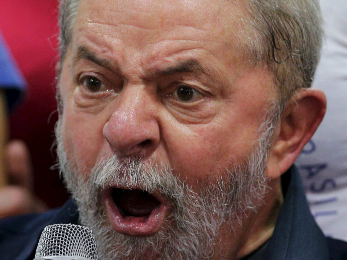 Lula diz que não vai fugir e chama Moro de 'analfabeto político' 