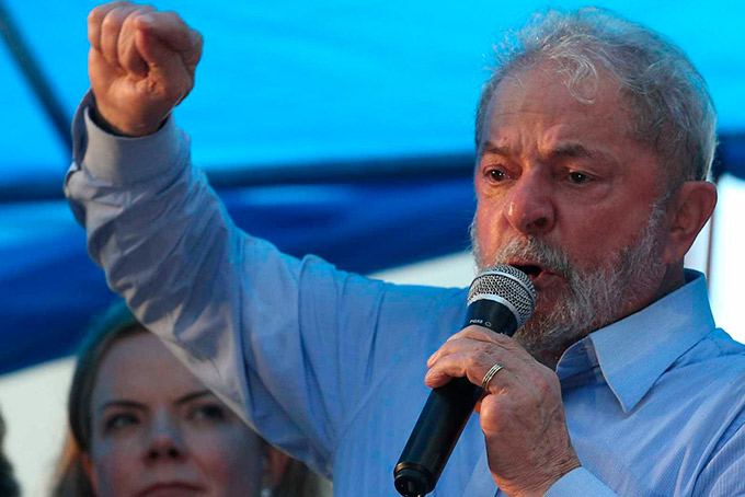 Polícia Federal devolve passaporte de Lula
