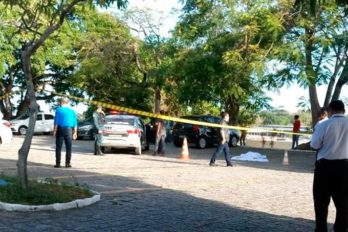 Mulher é morta por companheiro em estacionamento