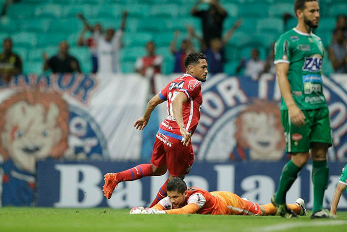Hernane faz três e Bahia abre o Carnaval: 6x1 no Conquista