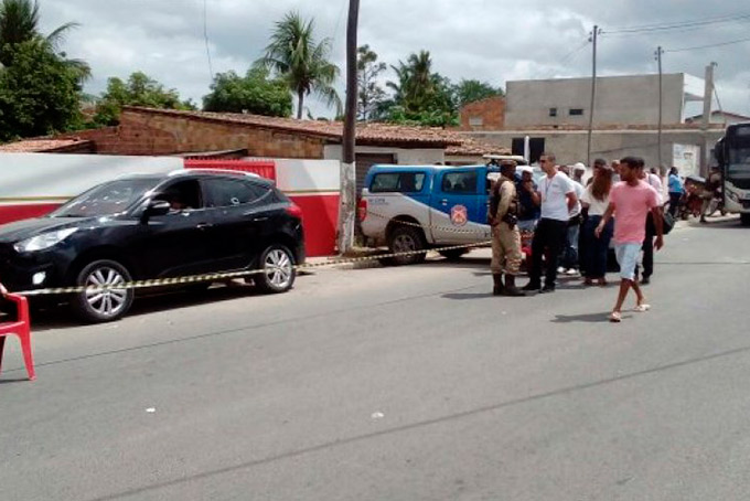 Casal é assassinado dentro de carro em Feira de Santana